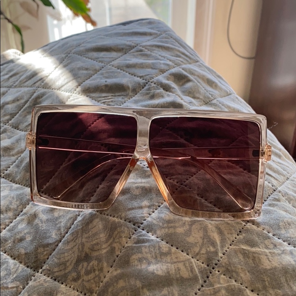 Get into these sunglasses hunny 💁🏽‍♀️